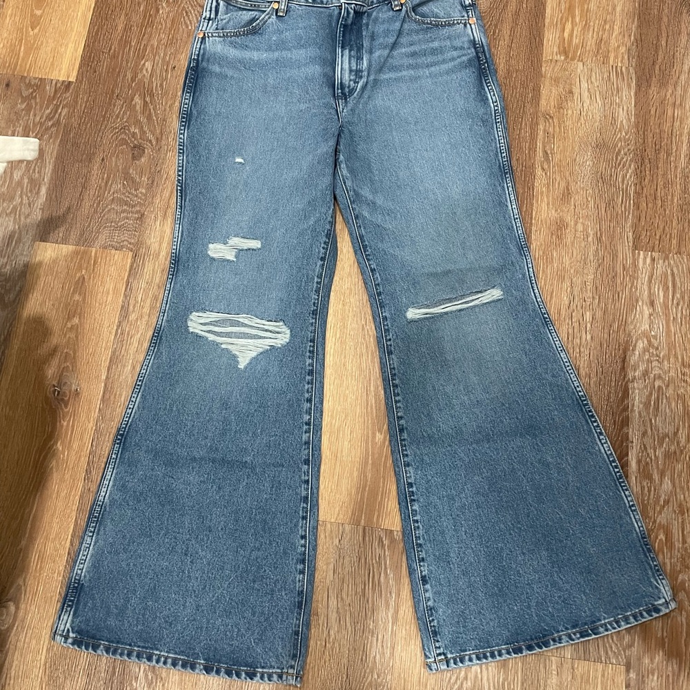 Wrangler High Rise Flare- NWT
Size 31